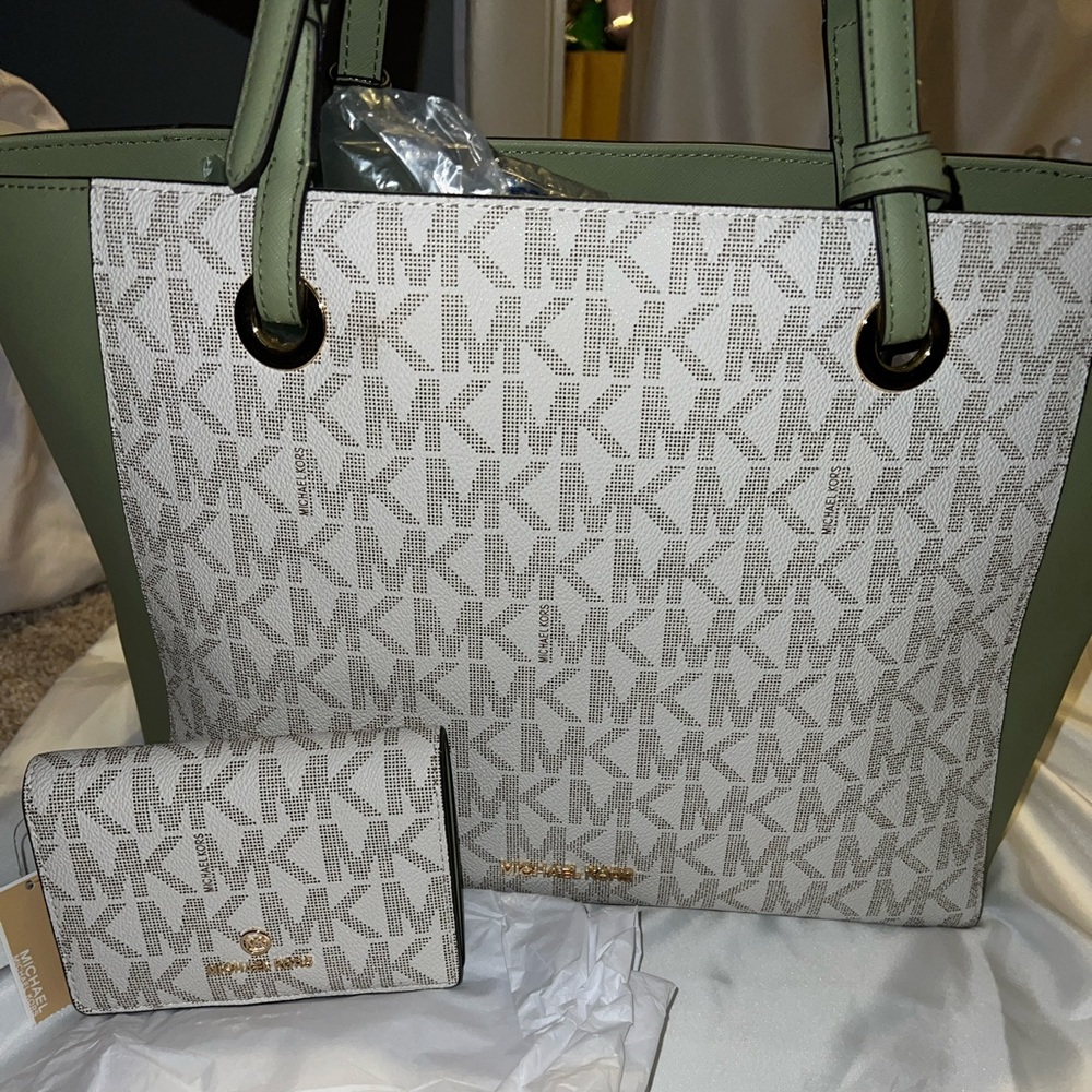 MK Large Walsh tote w/ matching wallet HTF 🔥🔥